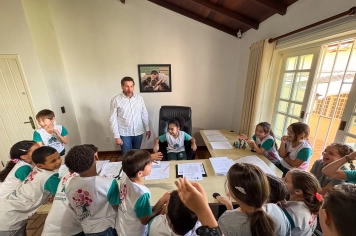 Foto relacionada - Alunos do 3º Ano visitam a Prefeitura para entregar cartas ao prefeito e prestigiam exposição folclórica