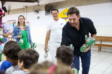 Foto - Entrega de ovos de Páscoa  EMEB Jumirim e Creche Denise.