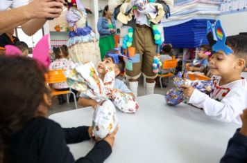 Foto - Entrega de ovos de Páscoa  EMEB Jumirim e Creche Denise.