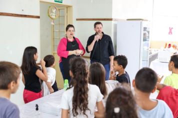 Foto - Entrega de ovos de Páscoa  EMEB Jumirim e Creche Denise.