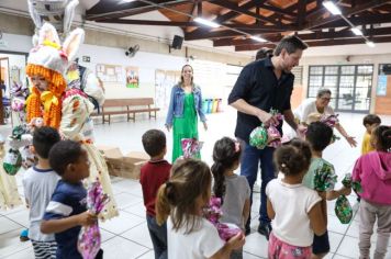 Foto - Entrega de ovos de Páscoa  EMEB Jumirim e Creche Denise.