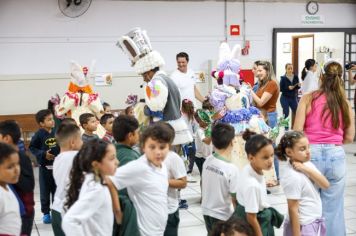 Foto - Entrega de ovos de Páscoa  EMEB Jumirim e Creche Denise.