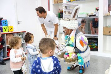 Foto - Entrega de ovos de Páscoa  EMEB Jumirim e Creche Denise.