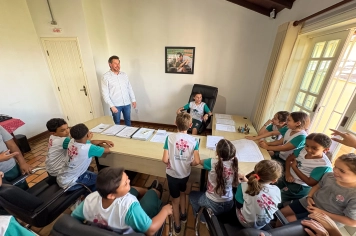 Foto relacionada - Alunos do 3º Ano visitam a Prefeitura para entregar cartas ao prefeito e prestigiam exposição folclórica