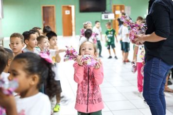 Foto - Entrega de ovos de Páscoa  EMEB Jumirim e Creche Denise.