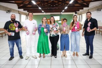 Foto - Entrega de ovos de Páscoa  EMEB Jumirim e Creche Denise.