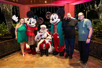 Foto relacionada - Chegada do Papai Noel em Jumirim encanta famílias na Praça Nossa Senhora Aparecida