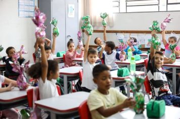 Foto - Entrega de ovos de Páscoa  EMEB Jumirim e Creche Denise.