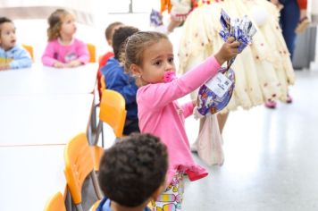 Foto - Entrega de ovos de Páscoa  EMEB Jumirim e Creche Denise.