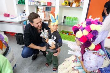 Foto - Entrega de ovos de Páscoa  EMEB Jumirim e Creche Denise.