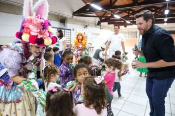 Foto - Entrega de ovos de Páscoa  EMEB Jumirim e Creche Denise.