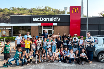 Crianças atendidas pelo CRAS de Jumirim visitam o zoológico de SP