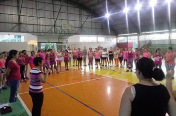 Zumba despede do Outubro Rosa