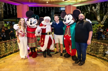Chegada do Papai Noel em Jumirim encanta famílias na Praça Nossa Senhora Aparecida