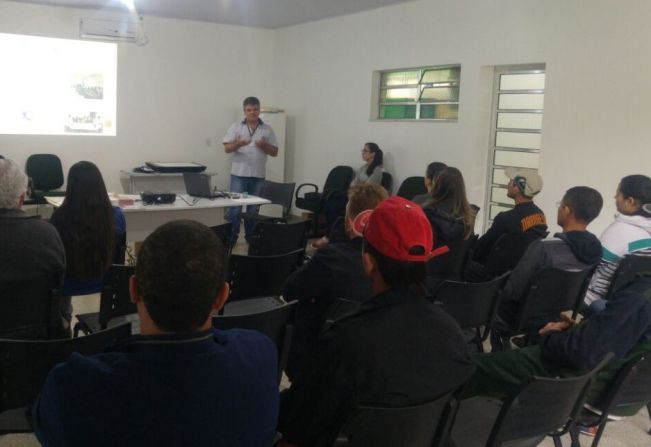 Empresas de Jumirim participam de treinamento no combate ao Aedes aegypti.