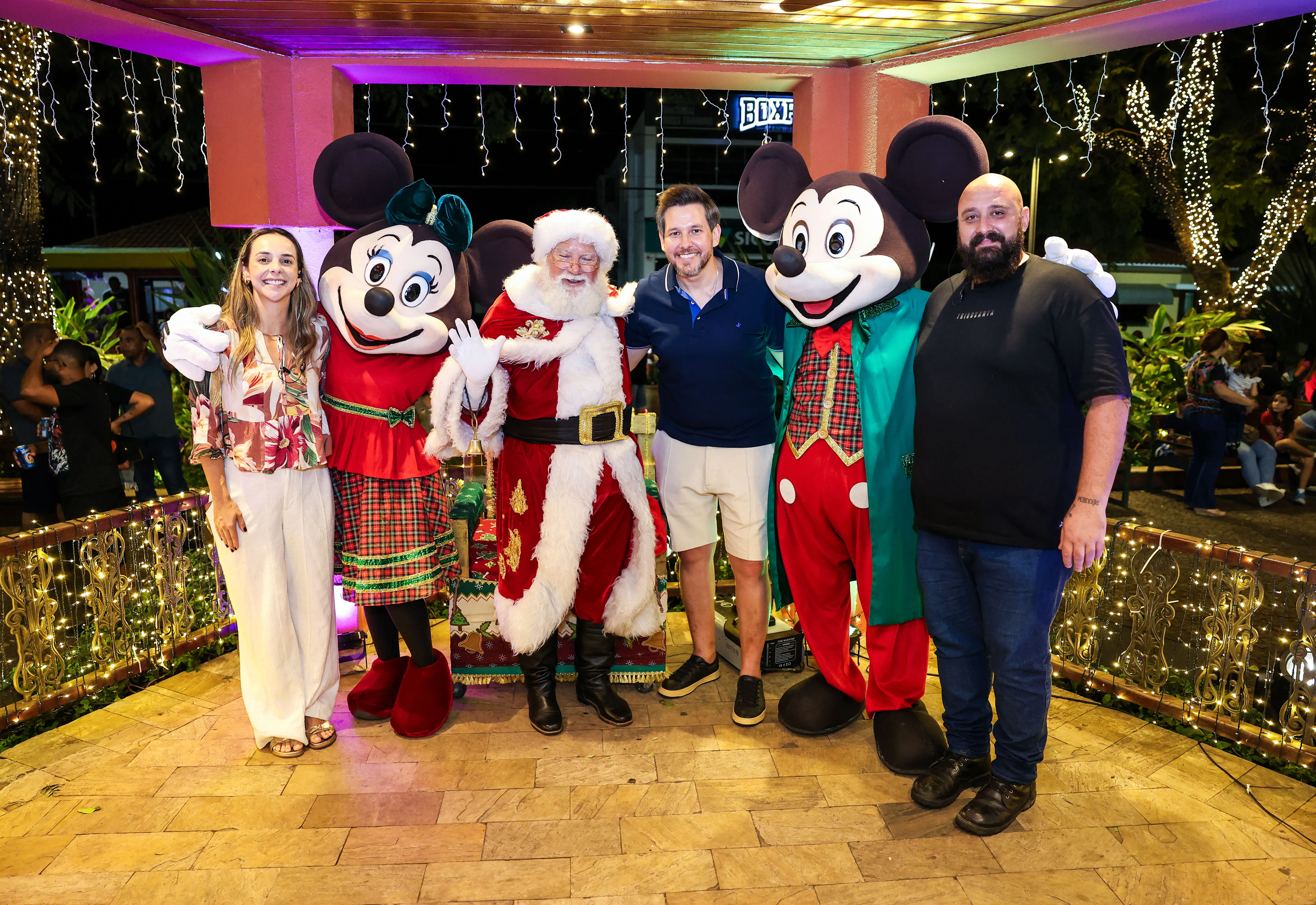 Chegada do Papai Noel em Jumirim encanta famílias na Praça Nossa Senhora Aparecida