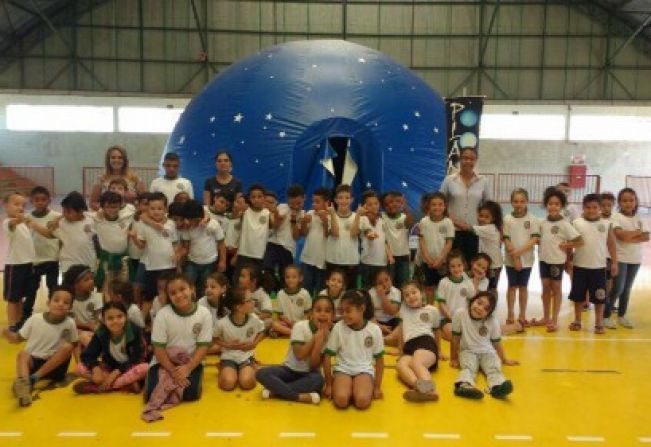 ALUNOS DE JUMIRIM RECEBEM PLANETÁRIO MÓVEL