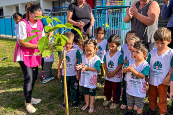 Foto - Plantio de IPÊs na EMEI “Professora Denise Ap. Puttinati Casari”