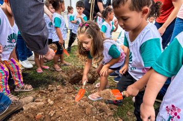 Foto - Plantio de IPÊs na EMEI “Professora Denise Ap. Puttinati Casari”