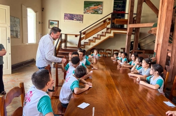 Foto - Visita de Alunos ao Prefeito 14/11/2025