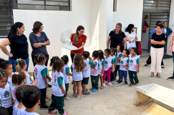 Foto - Plantio de IPÊs na EMEI “Professora Denise Ap. Puttinati Casari”