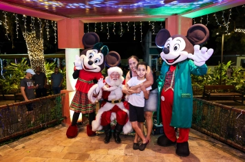 Foto relacionada - Chegada do Papai Noel em Jumirim encanta famílias na Praça Nossa Senhora Aparecida