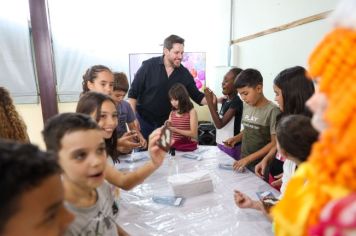 Foto - Entrega de ovos de Páscoa  EMEB Jumirim e Creche Denise.