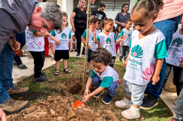 Foto - Plantio de IPÊs na EMEI “Professora Denise Ap. Puttinati Casari”