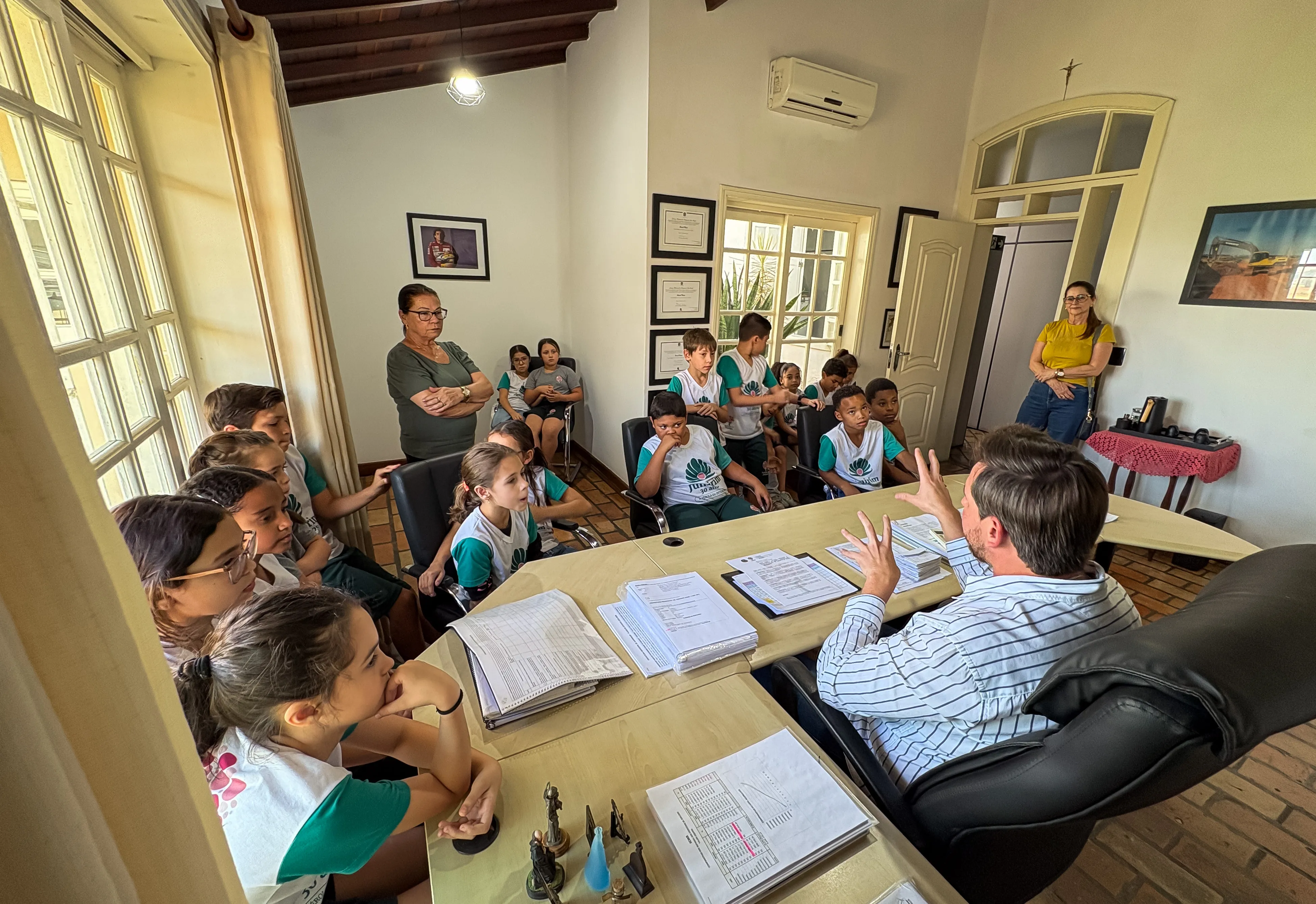 Alunos do 3º Ano visitam a Prefeitura para entregar cartas ao prefeito e prestigiam exposição folclórica